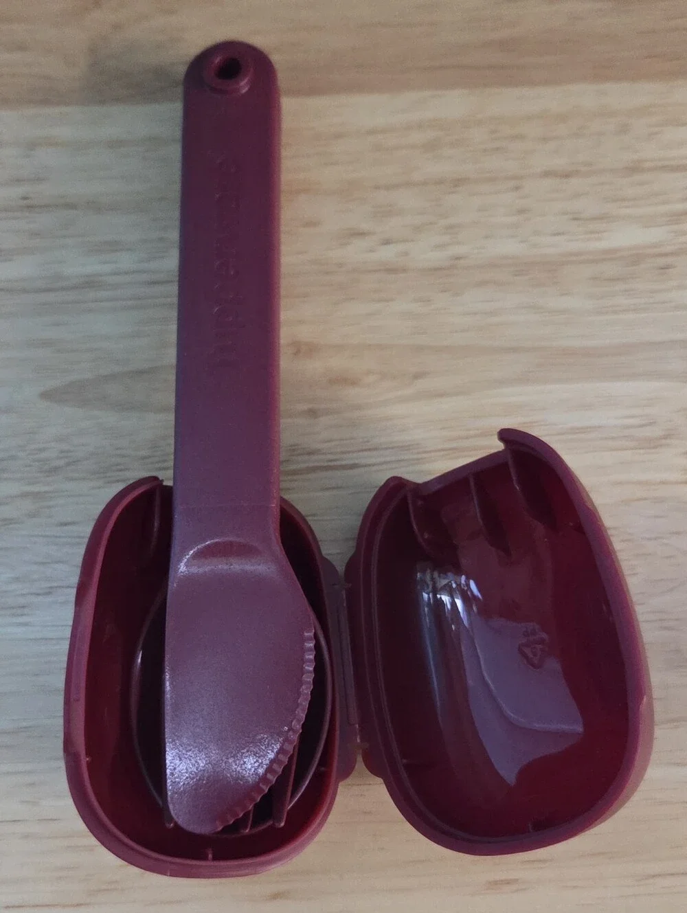 TUPPERWARE CUTLERY SET IN CASE